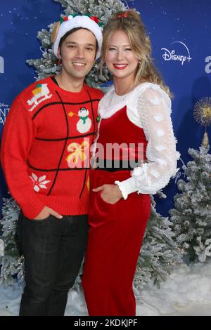 LOS ANGELES - NOV 6: Nathan Kress, London Elise Moore at The Santa