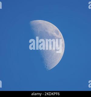 Wintermond. Hier Halbmond am blauen Himmel Stock Photo