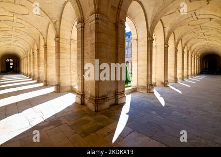 The cloister of the Abbey of Saint-Étienne, also known as Abbaye aux Hommes ('Men's Abbey'), is a former Benedictine monastery in the French city of C Stock Photo