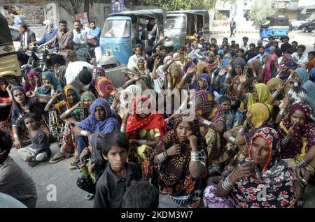 Hyderabad, Pakistan, November 07, 2022. Residents of Latifabad Bismillah City are holding protest demonstration against high handedness of police, at Hyderabad press club on Monday, November 07, 2022. Stock Photo