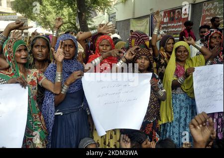 Hyderabad, Pakistan, November 07, 2022. Residents of Latifabad Bismillah City are holding protest demonstration against high handedness of police, at Hyderabad press club on Monday, November 07, 2022. Stock Photo