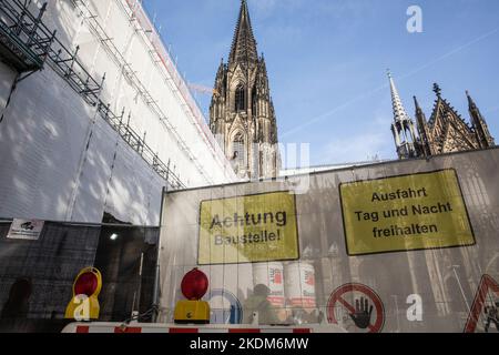 the Dom-Hotel at the cathedral is being completely renovated, construction site, construction fence, cathedral, Cologne, Germany. 28. October 2022. da Stock Photo