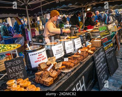 COVENT GARDEN WINTER FOOD Hot handmade alfresco takeaway food varieties stall Covent Garden winter street food piazza square market stall London UK Stock Photo