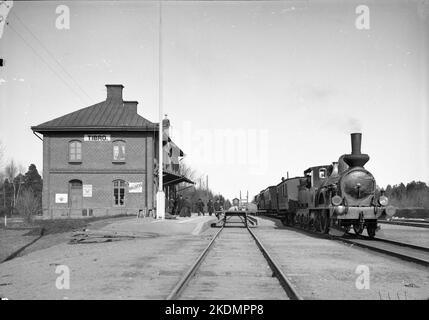 The State Railways, SJ AA 128 with train station house of the Boxholm model. The station was built in 1876. Two -storey brick building Stock Photo