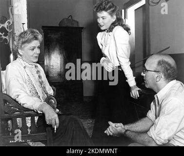 ETHEL BARRYMORE DOROTHY McGUIRE and Director ROBERT SIODMAK on set candid during filming of THE SPIRAL STAIRCASE 1946 director ROBERT SIODMAK novel Ethel Lina White gowns Edward Stevenson music Roy Webb Dore Schary Productions / Vanguard Films / RKO Radio Pictures Stock Photo