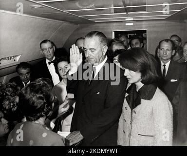 Lyndon B. Johnson taking the oath of office aboard Air Force One at Dallas Love Field, following the assassination of President John F. Kennedy earlier that day, November 22 1963 Stock Photo