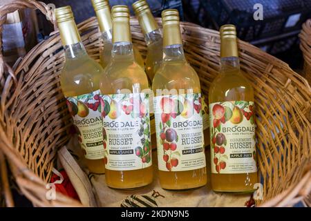 Egremont Russet single variety apple juice, Tiddly Pomme Farm Shop,  Brogdale Collections National Fruit Collection, Faversham, England, UK Stock Photo