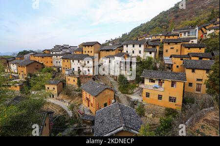 HUANGSHAN, CHINA - NOVEMBER 6, 2022 - Autumn harvest grains are seen drying at Yangcheng Village in Huangshan city, Anhui province, China, Nov 6, 2022 Stock Photo