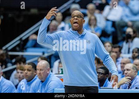 Chapel Hill, NC, USA. 7th Nov, 2022. North Carolina Tar Heels head coach Hubert Davis calls out the offense to his team during the first half the NCAA basketball matchup against the North Carolina-Wilmington Seahawks at Dean Smith Center in Chapel Hill, NC. (Scott Kinser/Cal Sport Media). Credit: csm/Alamy Live News Stock Photo