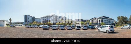 BELLVILLE, SOUTH AFRICA - SEP 13, 2022: Business office buildings in Bellville in the Cape Town metroplitan area. Many vehicles are visible Stock Photo