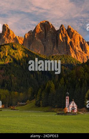 Sunset at the famous church of San Giovanni in Ranui (Sankt Johann) in front of the Geisler or Odle Dolomites mountain peaks in Santa Maddalena (Sankt Stock Photo