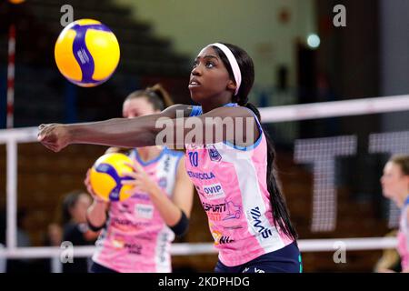 Pala Radi, Casalmaggiore (CR), Italy, November 06, 2022, Adhu Malual (Casalmaggiore Volleyball)  during  TrasportiPesanti Casalmaggiore vs Bartoccini- Stock Photo