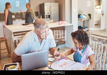 Elearning de laptop e família sênior com criança para educação on