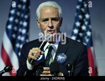 Wilton Manors, FL, USA. 07th Nov, 2022. Democratic gubernatorial candidate Charlie Crist speaks during a election eve campaign rally at the The Venue Fort Lauderdale on November 07, 2022 in Wilton Manors, Florida. Credit: Mpi04/Media Punch/Alamy Live News Stock Photo