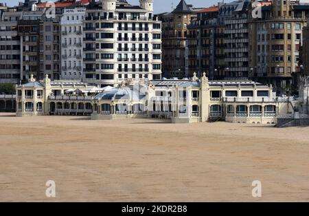 La Perla perched on the edge of a sandy beach in Donostia Stock Photo