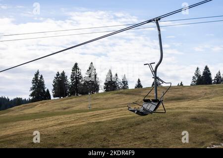 Feldberg, Germany. 08th Nov, 2022. The seat of a chairlift hangs on a wire rope near the valley station of the Feldbergbahn. The first snow that fell over the weekend has already melted again due to double-digit temperatures. The Feldberg lift association is presenting its plans for the 2022/23 winter season during a press conference today. Credit: Philipp von Ditfurth/dpa/Alamy Live News Stock Photo