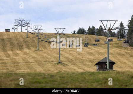 Feldberg, Germany. 08th Nov, 2022. A chairlift stands on a slope near the valley station of the Feldbergbahn. The first snow that fell over the weekend has already melted again due to double-digit temperatures. The Feldberg lift association is presenting its plans for the 2022/23 winter season during a press conference today. Credit: Philipp von Ditfurth/dpa/Alamy Live News Stock Photo