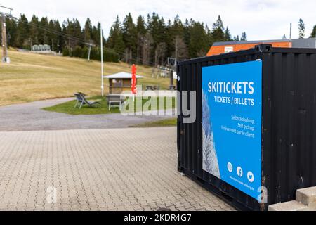 Feldberg, Germany. 08th Nov, 2022. A sign on a container near the valley station of the Feldbergbahn indicates the possibility of self-collection of ski tickets. The first snow that fell over the weekend has already melted again due to double-digit temperatures. The Feldberg lift association is presenting its plans for the 2022/23 winter season during a press conference today. Credit: Philipp von Ditfurth/dpa/Alamy Live News Stock Photo