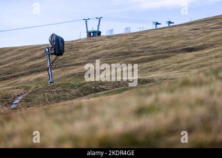 Feldberg, Germany. 08th Nov, 2022. A covered snow cannon stands on a ski slope near the valley station of the Feldberg cable car. The first snow that fell over the weekend has already melted again due to double-digit temperatures. The Feldberg lift association is presenting its plans for the 2022/23 winter season during a press conference today. Credit: Philipp von Ditfurth/dpa/Alamy Live News Stock Photo