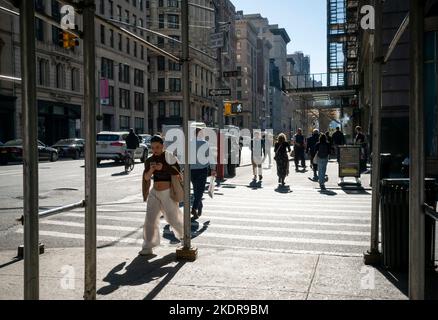 Activity in the Flatiron neighborhood of New York on Wednesday, November 2, 2022.  (© Richard B. Levine) Stock Photo