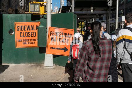Sidewalk shed at a construction site in New York on Wednesday, November 2, 2022.  (© Richard B. Levine) Stock Photo