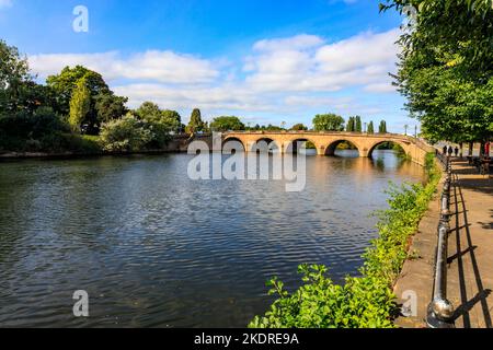 The town bridge over the River Severn in Worcester, Worcestershire, England, UK Stock Photo