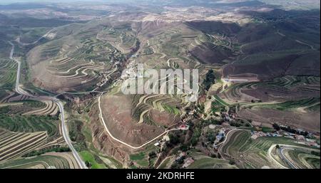 Ningxia haiyuan: colorful terraces, such as stairs, green mountain around the mountains Stock Photo