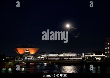 Tokyo, Japan. 8th Nov, 2022. A full Lunar Eclipse over Tokyo with the Bladerunner-esque Tokyo Big Site convention center on the man-made island of Odaiba in the Tokyo Bay. Astronomy, astrology, moon, space. (Credit Image: © Taidgh Barron/ZUMA Press Wire) Credit: ZUMA Press, Inc./Alamy Live News Stock Photo