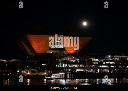 Tokyo, Japan. 8th Nov, 2022. A full Lunar Eclipse over Tokyo with the Bladerunner-esque Tokyo Big Site convention center on the man-made island of Odaiba in the Tokyo Bay. Astronomy, astrology, moon, space. (Credit Image: © Taidgh Barron/ZUMA Press Wire) Credit: ZUMA Press, Inc./Alamy Live News Stock Photo
