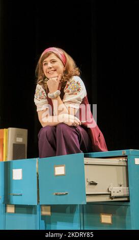 Imogen Stubbs (Lucy) in ALPHABETICAL ORDER by Michael Frayn at the Hampstead Theatre, London NW3  21/04/2009  design: Janet Bird  lighting: Tim Mitchell  director: Christopher Luscombe Stock Photo