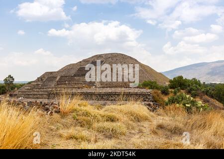 Teotihuacan, Mexiko - 15. April 2022: Pyramid Of The Moon Mondpyramide Pyramide In Teotihuacan, Mexiko. Stock Photo