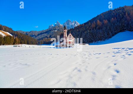 Winter view of the Church of St. Johann in Ranui with Puez-Odle Dolomites, Villnoss Villnösser Tal, South Tyrol, Italy Stock Photo
