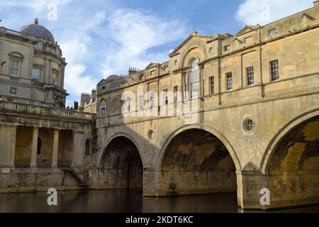 The 18th century Pulteney Bridge and the River Avon in Bath, Somerset ...