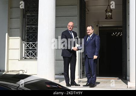 Athens, Greece. 08th Nov, 2022. Handshake of Greek Minister of Foreign Affairs Nikos Dendias (left), during the meeting with First deputy Prime Minister of Serbia and Minister of Foreign Affairs Ivica Da?i? (right). (Photo by Dimitrios Karvountzis/Pacific Press) Credit: Pacific Press Media Production Corp./Alamy Live News Stock Photo