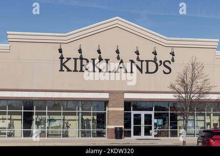 Ft. Wayne - Circa November 2022: Kirkland's strip mall location. Kirkland's sells home decor accessories. Stock Photo