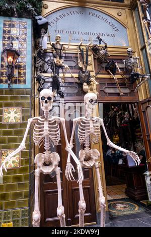 LILLIES VICTORIAN RESTAURANT is an Irish bar in the theater district that goes all out for Halloween decorations, 2022, USA, NYC Stock Photo