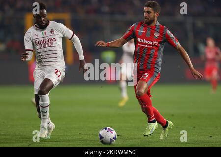 Cremona, Italy. 8th Nov, 2022. Divock Origi of AC Milan pursues Matteo Bianchetti of US Cremonese during the Serie A match at Stadio Giovanni Zini, Cremona. Picture credit should read: Jonathan Moscrop/Sportimage Credit: Sportimage/Alamy Live News Stock Photo