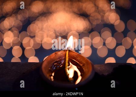 Kolkata, India. 7th Nov, 2022. Oil lamp on an illuminated stairs, cases of ghats on Ganga are seen on the occasion of Dev Deepavali, is the festival of Kartik Poornima, mainly celebrated in Varanasi, Uttar Pradesh, India. It falls on the full moon of the Hindu month of Kartika and takes place fifteen days after Diwali. (Credit Image: © Sukhomoy Sen/eyepix via ZUMA Press Wire) Stock Photo