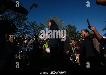 Houston, Texas, USA. 8th Nov, 2022. Nov. 8, 2022, Huston, Texas, USA: Democratic candidate for county judge LINA HIDALGO addresses a crowd of Democratic Party supporters on Election Day at the Metropolitan MultiService Center in Houston, Texas. (Credit Image: © Carlos Escalona/ZUMA Press Wire) Credit: ZUMA Press, Inc./Alamy Live News Stock Photo