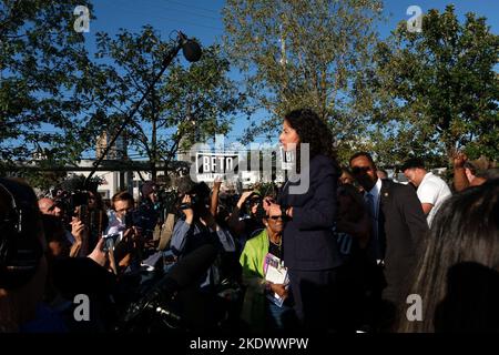 Houston, Texas, USA. 8th Nov, 2022. Nov. 8, 2022, Huston, Texas, USA: Democratic candidate for county judge LINA HIDALGO addresses a crowd of Democratic Party supporters on Election Day at the Metropolitan MultiService Center in Houston, Texas. (Credit Image: © Carlos Escalona/ZUMA Press Wire) Credit: ZUMA Press, Inc./Alamy Live News Stock Photo