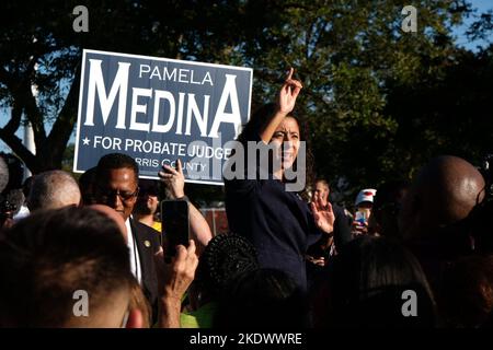 Houston, Texas, USA. 8th Nov, 2022. Nov. 8, 2022, Huston, Texas, USA: Democratic candidate for county judge LINA HIDALGO addresses a crowd of Democratic Party supporters on Election Day at the Metropolitan MultiService Center in Houston, Texas. (Credit Image: © Carlos Escalona/ZUMA Press Wire) Credit: ZUMA Press, Inc./Alamy Live News Stock Photo