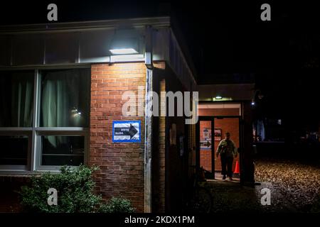 Annapolis, Vereinigte Staaten. 08th Nov, 2022. As Americans head to the polls to vote in the 2022 Midterm Elections, a woman departs the Eastport Volunteer Fire Company in Annapolis, Maryland, Tuesday, November 8, 2022. Credit: Rod Lamkey/CNP/dpa/Alamy Live News Stock Photo
