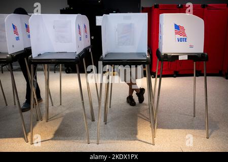 Annapolis, Vereinigte Staaten. 08th Nov, 2022. As Americans head to the polls to vote in the 2022 Midterm Elections, a man casts his vote at the Eastport Volunteer Fire Company in Annapolis, Maryland, Tuesday, November 8, 2022. Credit: Rod Lamkey/CNP/dpa/Alamy Live News Stock Photo