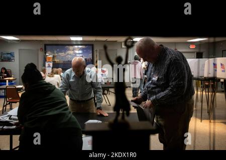 Annapolis, Vereinigte Staaten. 08th Nov, 2022. As Americans head to the polls to vote in the 2022 Midterm Elections, volunteer election officials work at the Eastport Volunteer Fire Company in Annapolis, Maryland, Tuesday, November 8, 2022. Credit: Rod Lamkey/CNP/dpa/Alamy Live News Stock Photo