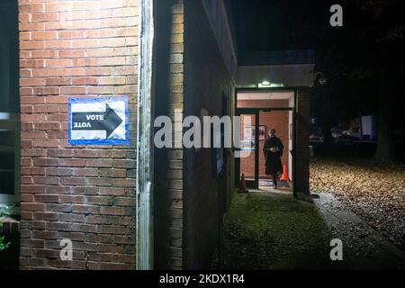 Annapolis, Vereinigte Staaten. 08th Nov, 2022. As Americans head to the polls to vote in the 2022 Midterm Elections, a woman departs the Eastport Volunteer Fire Company in Annapolis, Maryland, Tuesday, November 8, 2022. Credit: Rod Lamkey/CNP/dpa/Alamy Live News Stock Photo