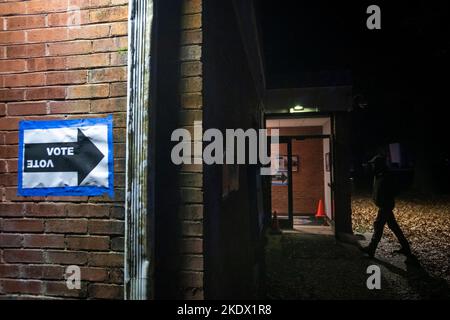 Annapolis, Vereinigte Staaten. 08th Nov, 2022. As Americans head to the polls to vote in the 2022 Midterm Elections, a man arrives at the Eastport Volunteer Fire Company in Annapolis, Maryland, Tuesday, November 8, 2022. Credit: Rod Lamkey/CNP/dpa/Alamy Live News Stock Photo