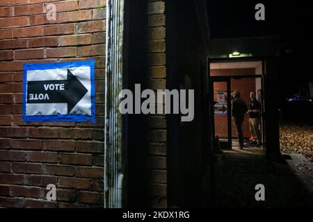 Annapolis, Vereinigte Staaten. 08th Nov, 2022. As Americans head to the polls to vote in the 2022 Midterm Elections, a man arrives at the Eastport Volunteer Fire Company in Annapolis, Maryland, Tuesday, November 8, 2022. Credit: Rod Lamkey/CNP/dpa/Alamy Live News Stock Photo