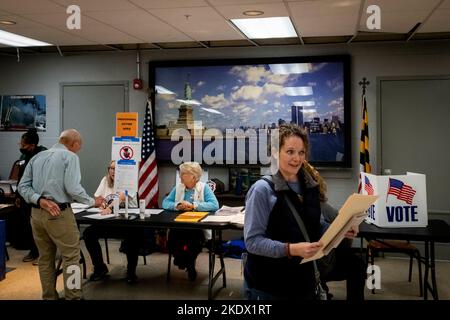 Annapolis, Vereinigte Staaten. 08th Nov, 2022. As Americans head to the polls to vote in the 2022 Midterm Elections, voters arrive at the Eastport Volunteer Fire Company in Annapolis, Maryland, Tuesday, November 8, 2022. Credit: Rod Lamkey/CNP/dpa/Alamy Live News Stock Photo