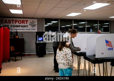 Annapolis, Vereinigte Staaten. 08th Nov, 2022. As Americans head to the polls to vote in the 2022 Midterm Elections, people cast their votes at the Eastport Volunteer Fire Company in Annapolis, Maryland, Tuesday, November 8, 2022. Credit: Rod Lamkey/CNP/dpa/Alamy Live News Stock Photo