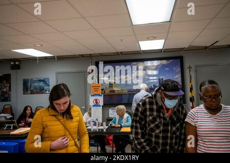 Annapolis, Vereinigte Staaten. 08th Nov, 2022. As Americans head to the polls to vote in the 2022 Midterm Elections, voters arrive at the Eastport Volunteer Fire Company in Annapolis, Maryland, Tuesday, November 8, 2022. Credit: Rod Lamkey/CNP/dpa/Alamy Live News Stock Photo